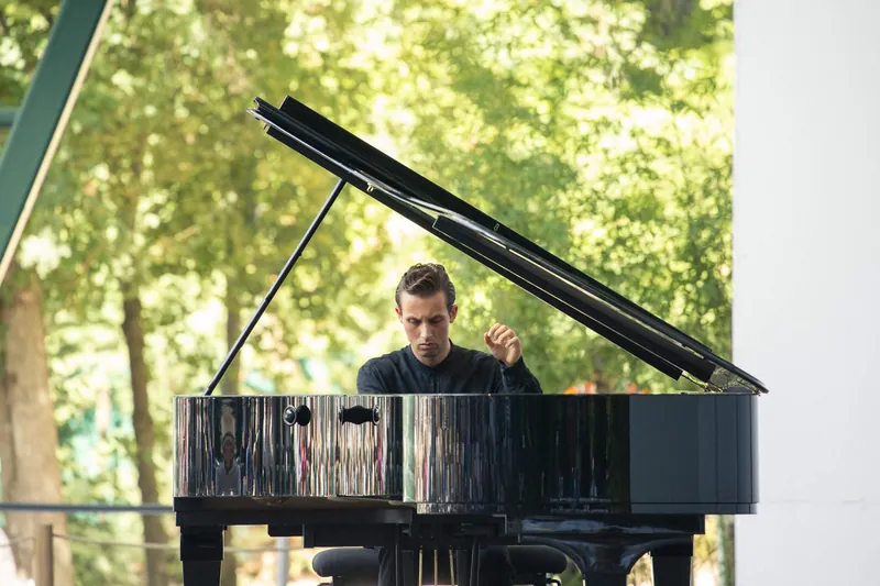 Gabriel Stern au piano, en plein air, au Festival de La Roque d’Anthéron