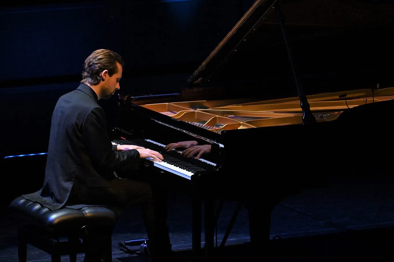 Gabriel Stern au piano, sur scène