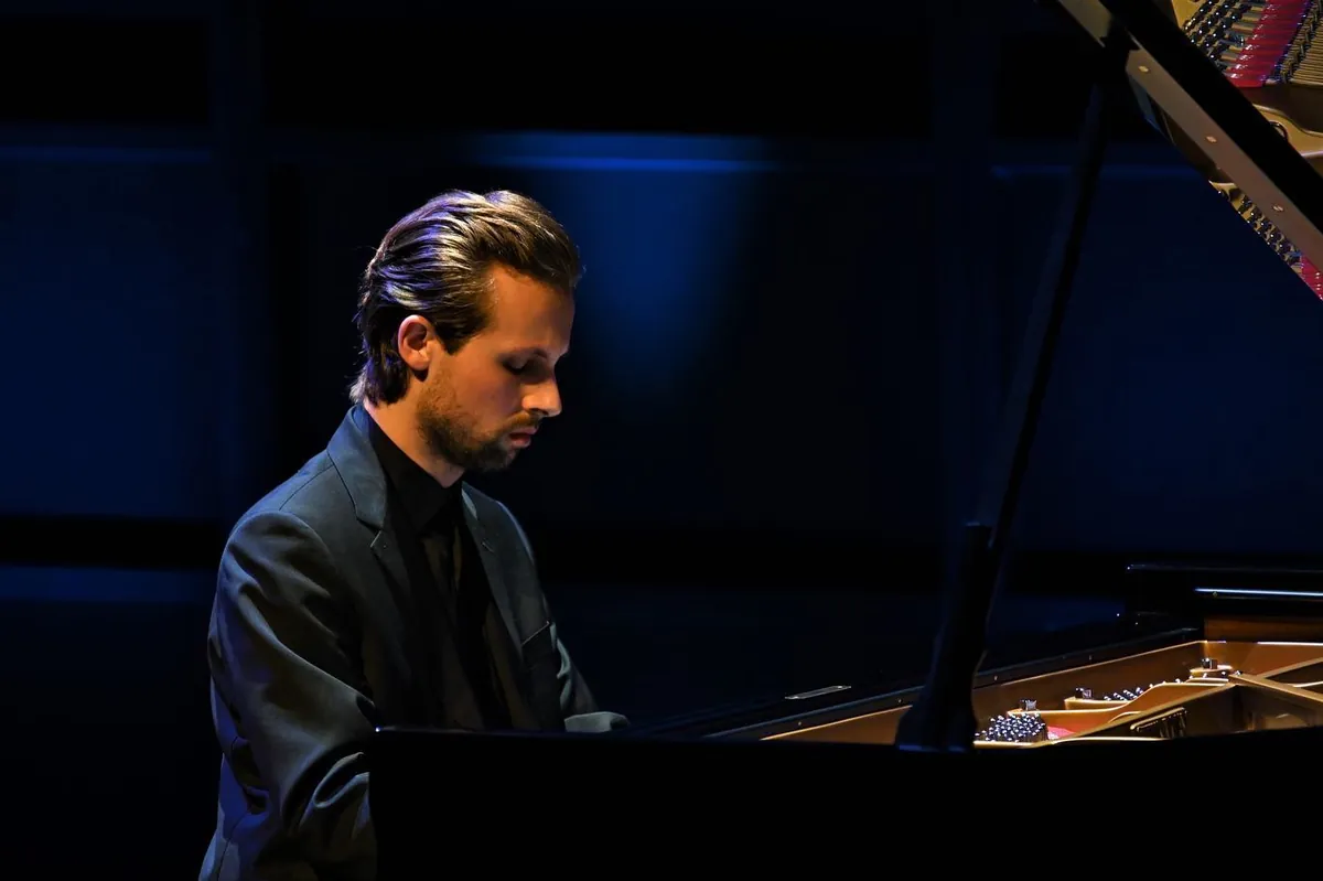 Gabriel Stern de profil, au piano, sur scène